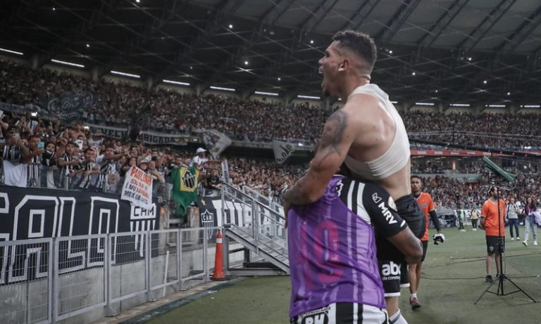 Atlético-MG vence São Paulo, iguala Palmeiras e evita título antecipado