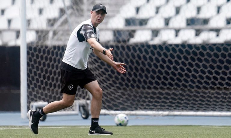 Botafogo tenta quebrar série negativa contra Cruzeiro no Nilton Santos