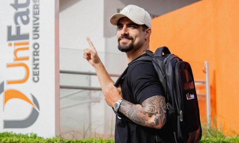 Caio Castro se matricula em faculdade de ciências biológicas