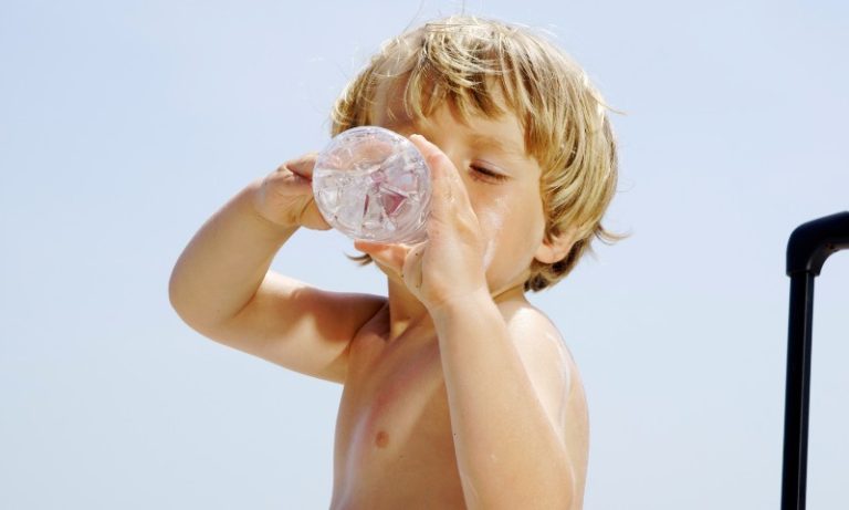 Calor na praia exige mais hidratação, especialmente entre crianças e bebês