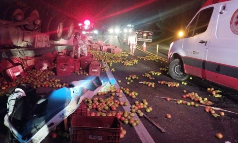 Caminhão carregado com caixas de tomate tomba na BR-101 no ES