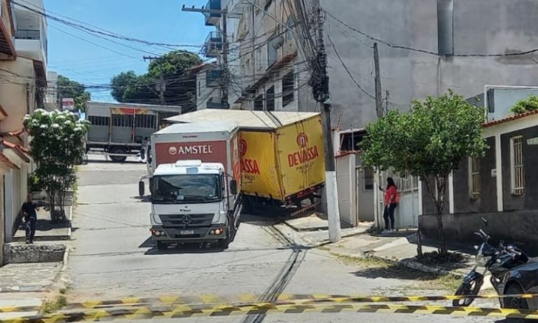 Caminhão de cerveja bate em muro de casa em Vila Velha