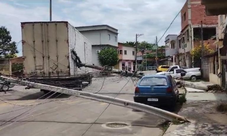 Caminhão derruba dois postes e deixa região de Cariacica sem energia elétrica