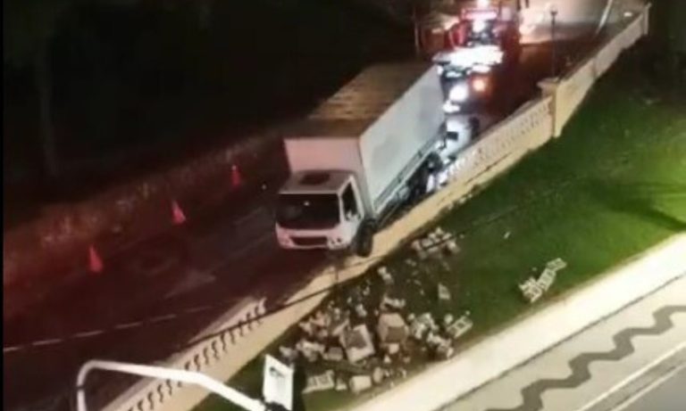 Caminhão perde controle e derruba parte da mureta do Palácio Anchieta