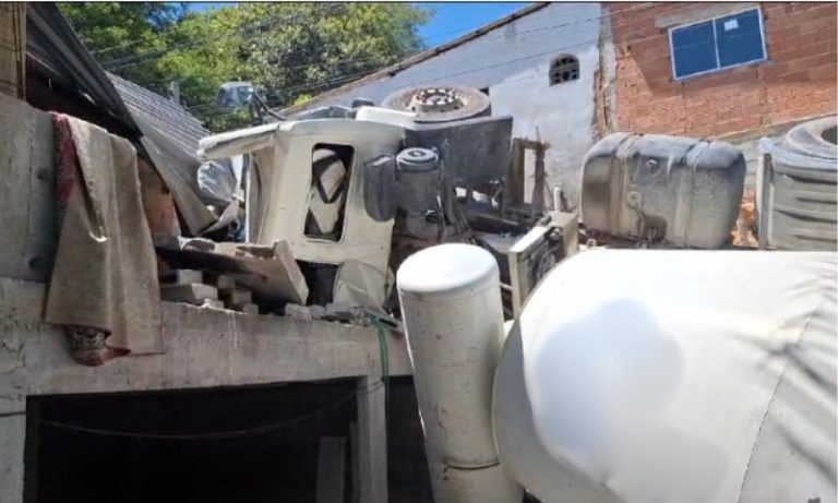 Caminhão tomba e atinge casas em Cariacica; imóveis estão interditados