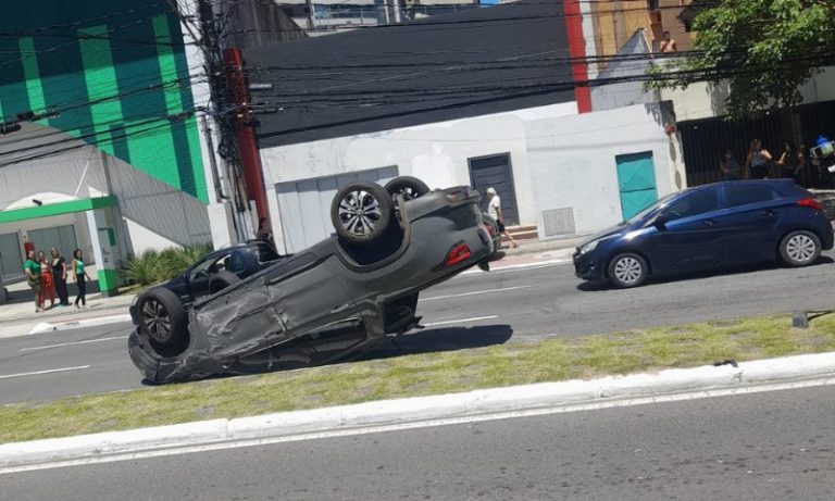 Caminhonete capota e deixa trânsito parcialmente interditado na Reta da Penha
