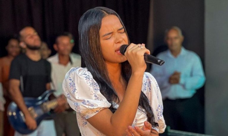 Cantora gospel de 18 anos morre após acidente de trânsito na BA