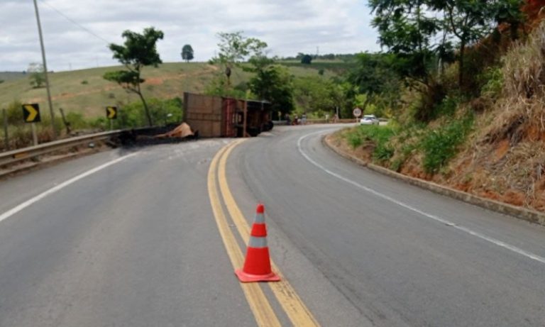Carreta tomba e fecha rodovia no ES; carga fica espalhada na pista