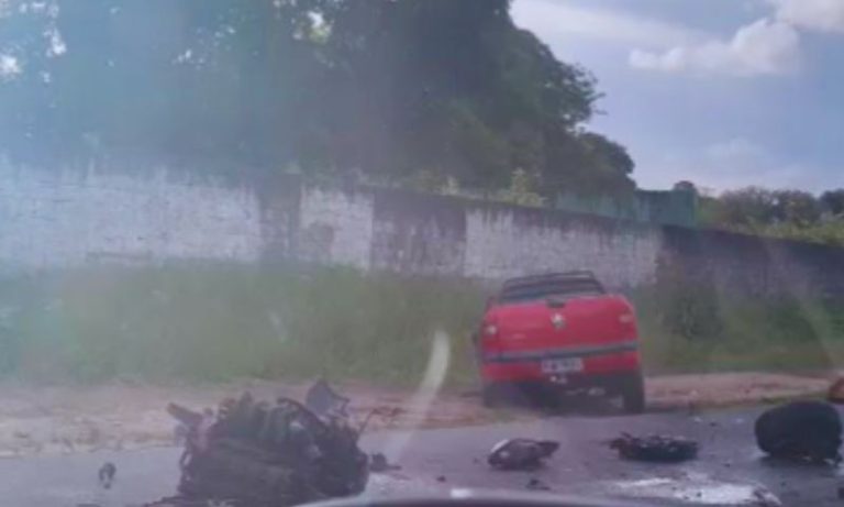 Carro bate de frente com retroescavadeira em Aldeia, Camaragibe