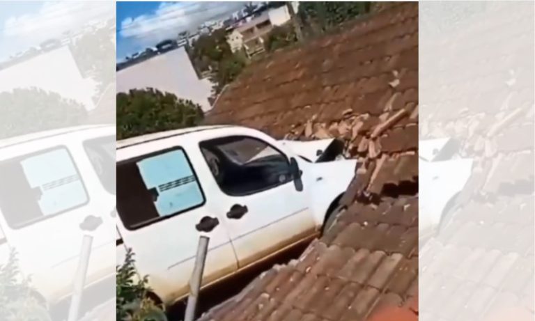 Carro desgovernado desce ladeira e acerta telhado de casa no Noroeste do ES