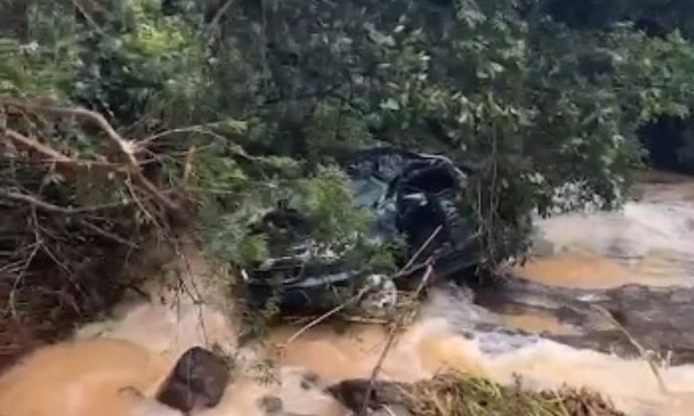 Carro é arrastado para dentro de cachoeira no ES