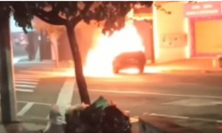 Carro pega fogo e interdita rua em Vitória