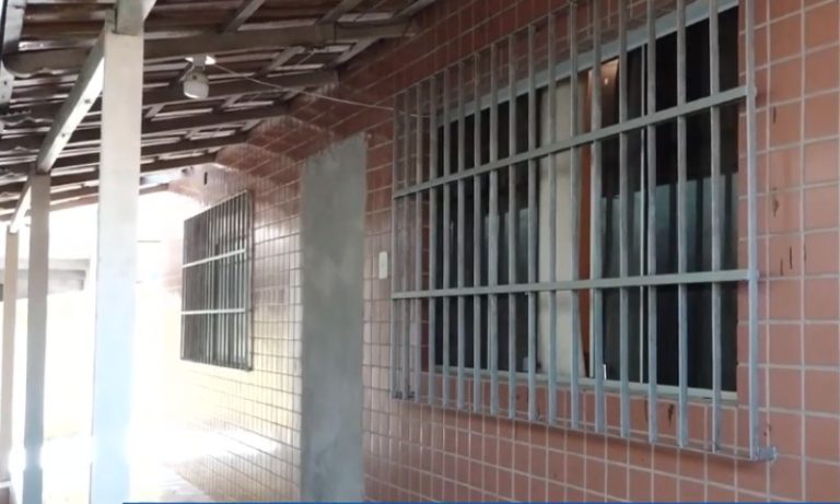 Casa de professores é invadida e assaltantes ameaçam estuprar vítima em Cariacica