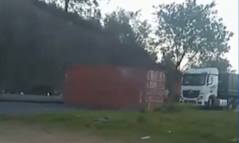 Contêiner cai de caminhão e interdita Rodovia Leste-Oeste