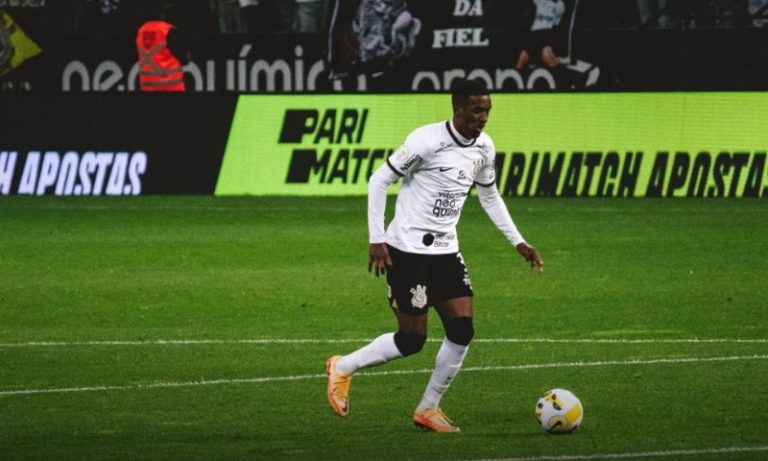 Corinthians negocia retorno do zagueiro Robert Renan por empréstimo