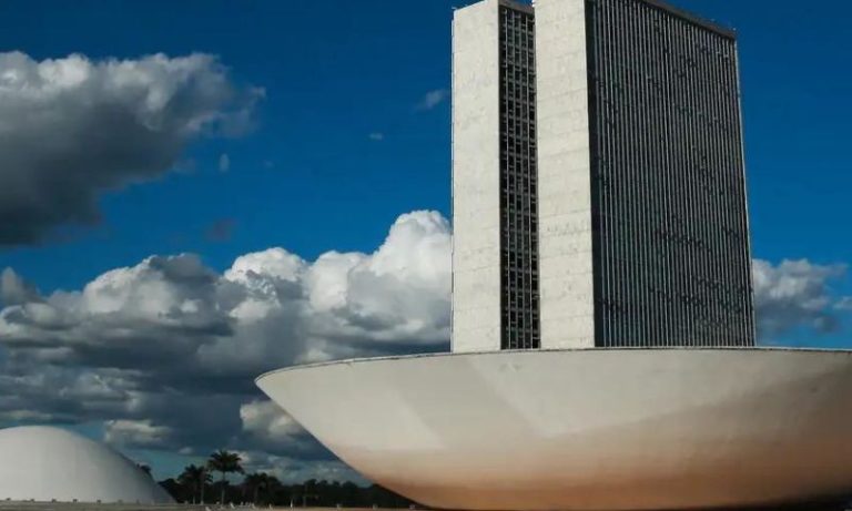 Deputados aprovam prazo maior para pais e mães universitários se formarem
