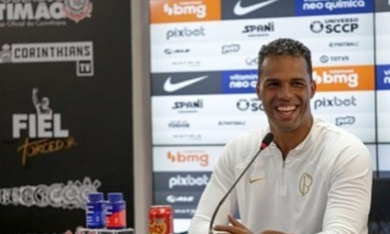 Fernando Lázaro deixa comissão técnica do Corinthians e volta ao Grêmio