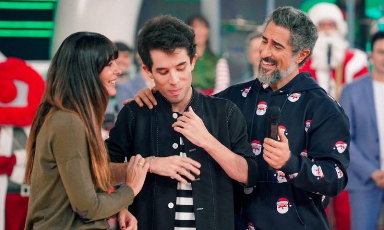 Filho de Marcos Mion se apresenta no palco do Caldeirão e emociona pais e público