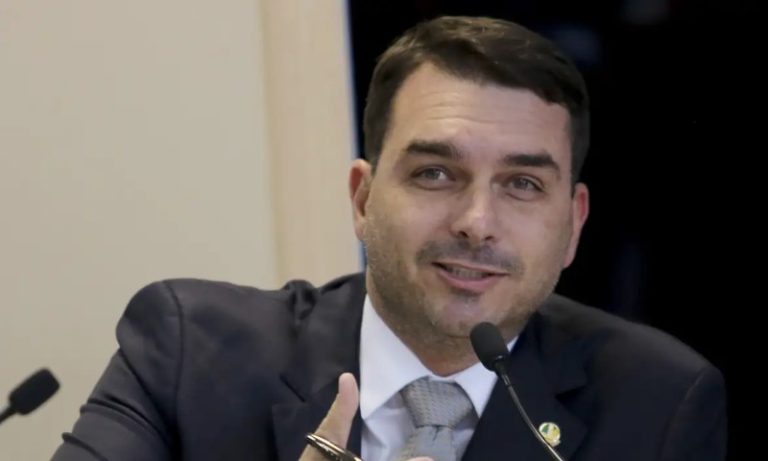 Flávio Bolsonaro diz que seu pai ofereceu a ele vaga no Supremo