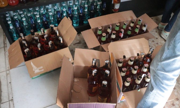 Garrafas de bebidas adulteradas são apreendidas durante fiscalização em Viana