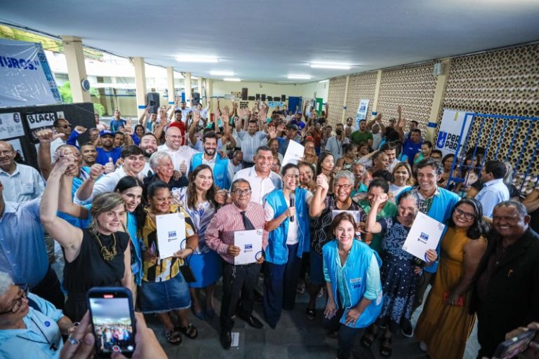 Governo de Pernambuco entrega 261 escrituras de moradias na Zona Norte do Recife