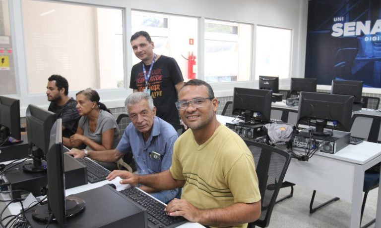 Indústrias vão ensinar profissão de graça e contratar mil todo mês