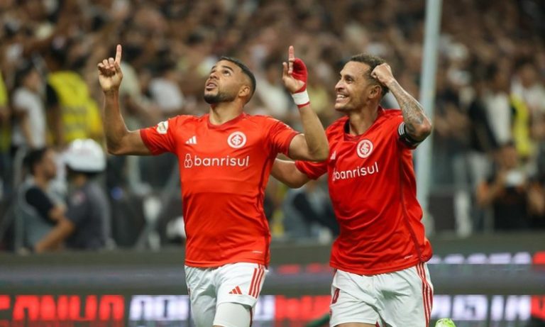 Inter vence Corinthians na despedida de Fábio Santos e garante vaga na Sula
