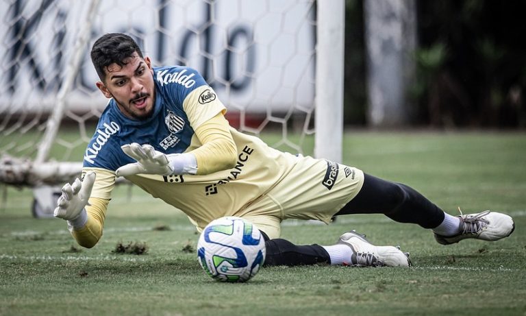 João Paulo descarta propostas, aceita reduzir salário e fica no Santos em 2024