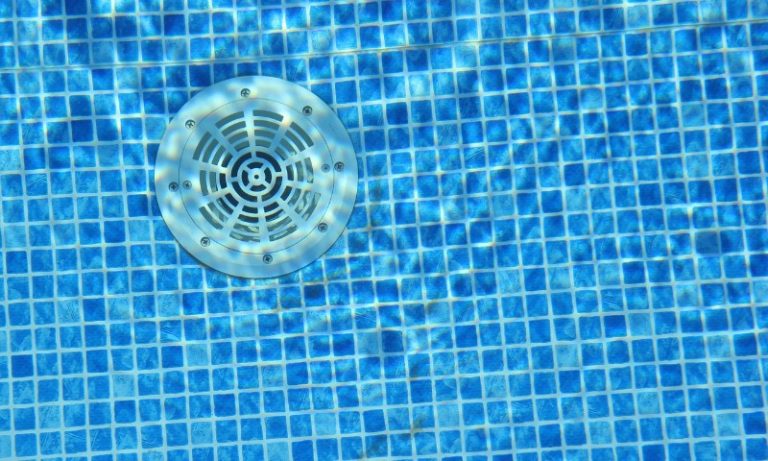 Menina morre após cabelo ficar preso em ralo de piscina e se afogar no RJ