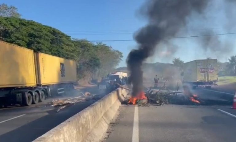 Moradores fecham BR-101 em protesto após morte de pedestre
