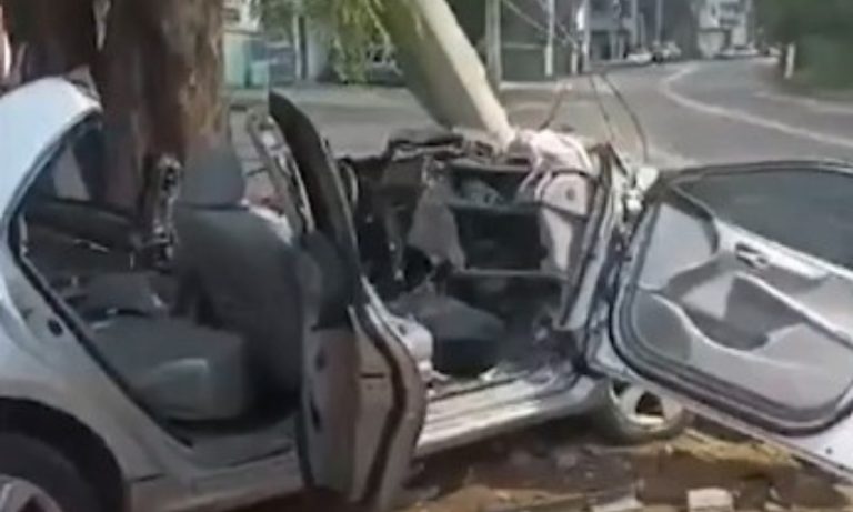 Motorista fica presa às ferragens após carro bater em poste no Sul do ES