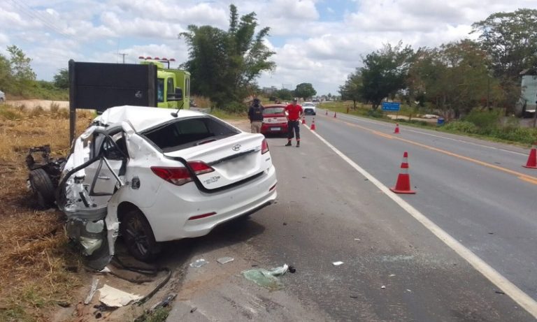 Motorista morre em acidente entre carro e carreta na BR-101