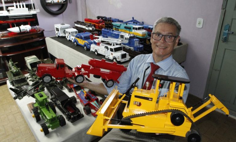 Motorista vira artesão de miniaturas após doença