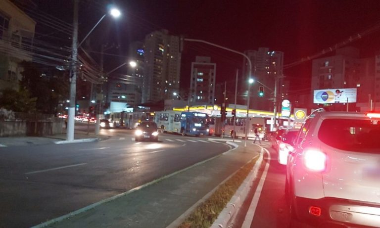 Motoristas enfrentam lentidão no trânsito em Vitória na noite desta quinta-feira