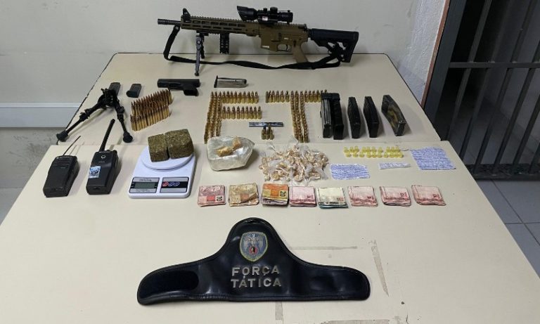 Mulher é presa e fuzil apreendido pela PM em morro de Vitória