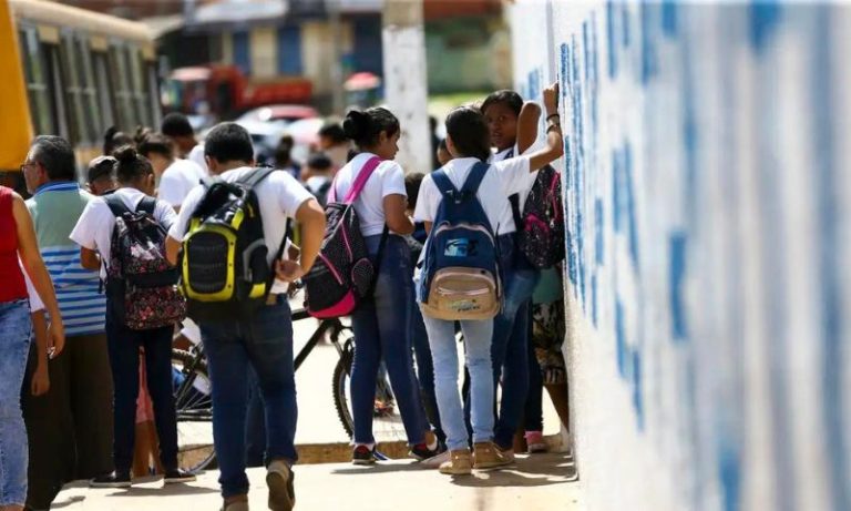 No Brasil, 50% dos alunos conseguiram nível mínimo em matemática e ciência