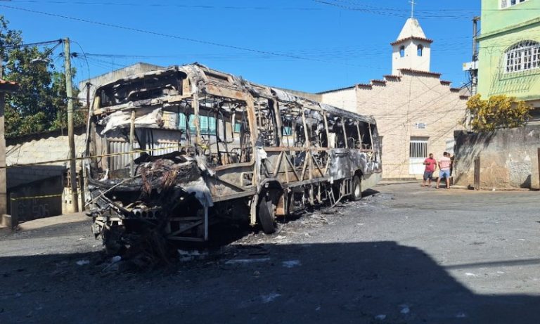 Ônibus do Transcol é incendiado por cinco suspeitos armados em Cariacica