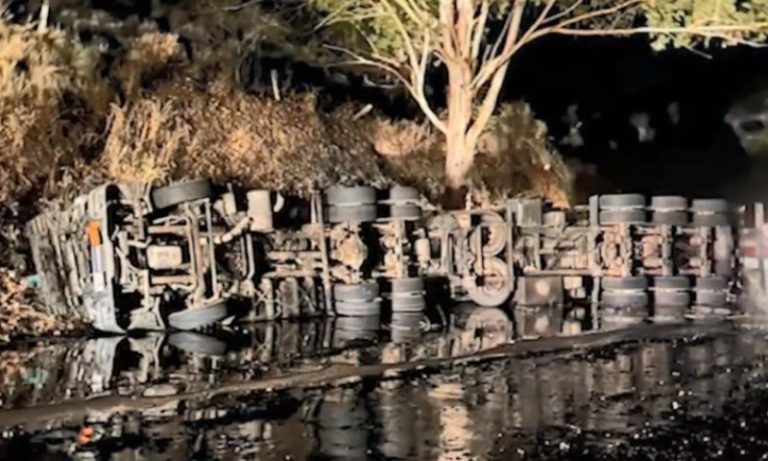 Pai e filho sofrem queimaduras graves após caminhão com piche tombar no ES
