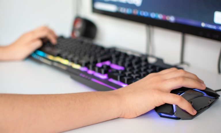 Pais pagam até R$10 mil em dívidas dos filhos em jogos pela internet