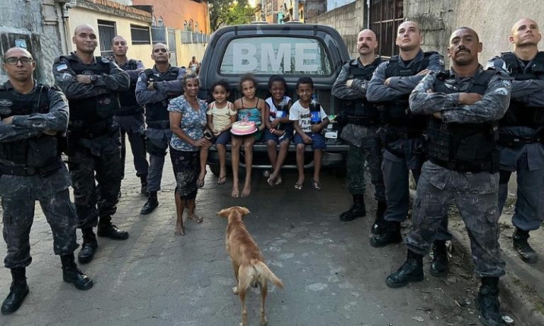 Policiais militares compram bolo e cantam “Parabéns” para criança em Vila Velha