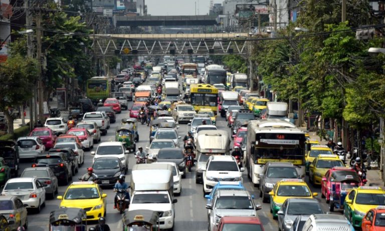 Posso dirigir descalço? E comer ao volante? Veja 20 dicas antes de pegar a estrada