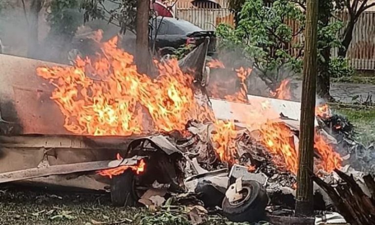 Queda de avião de pequeno porte deixa 4 mortos