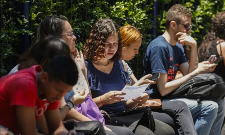 Revisão do novo ensino médio pode ser votada nesta terça (19) na Câmara