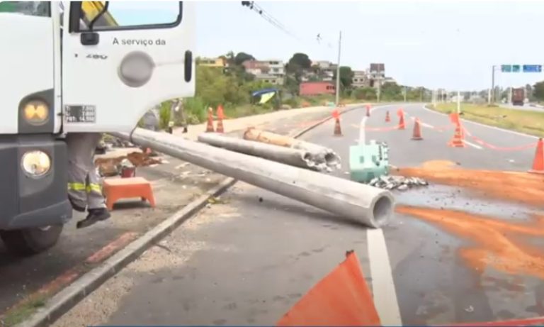 Rodovia Leste-Oeste parcialmente interditada após queda de poste