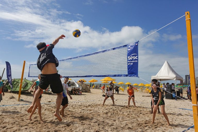 Sesc Verão leva esportes e lazer para a orla de Candeias
