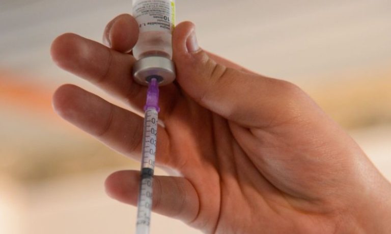 Surto de Covid no Ceará e fim de ano fazem Saúde antecipar reforço de vacina