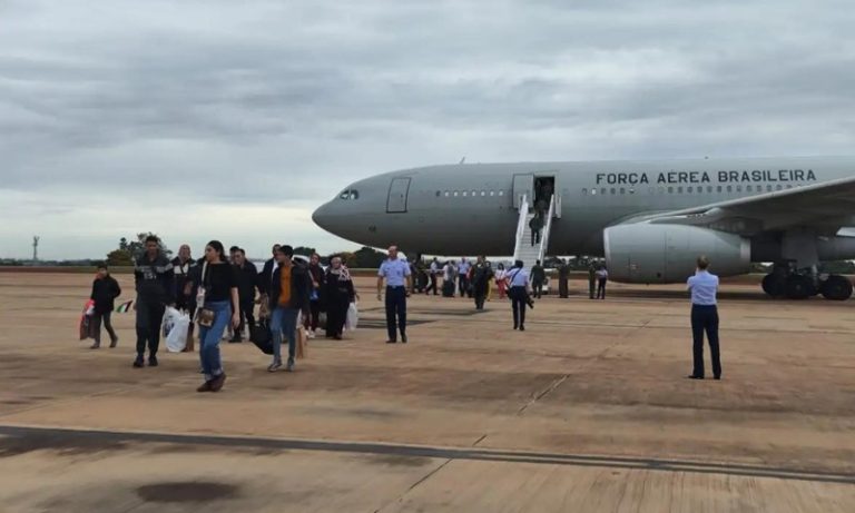 Terceiro grupo de brasileiros repatriados de Gaza desembarca em Brasília