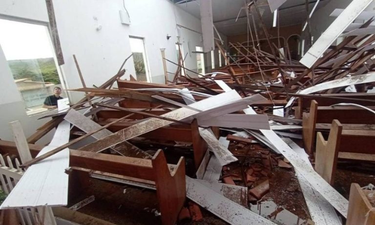 Teto de igreja desaba durante missa e deixa 80 feridos em Minas Gerais
