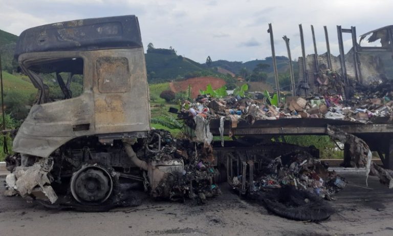 Trânsito na BR-262 é liberado após acidente com incêndio de carretas