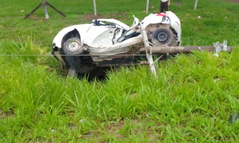 Três pessoas morrem após carro bater em poste e capotar na BR-101 no ES